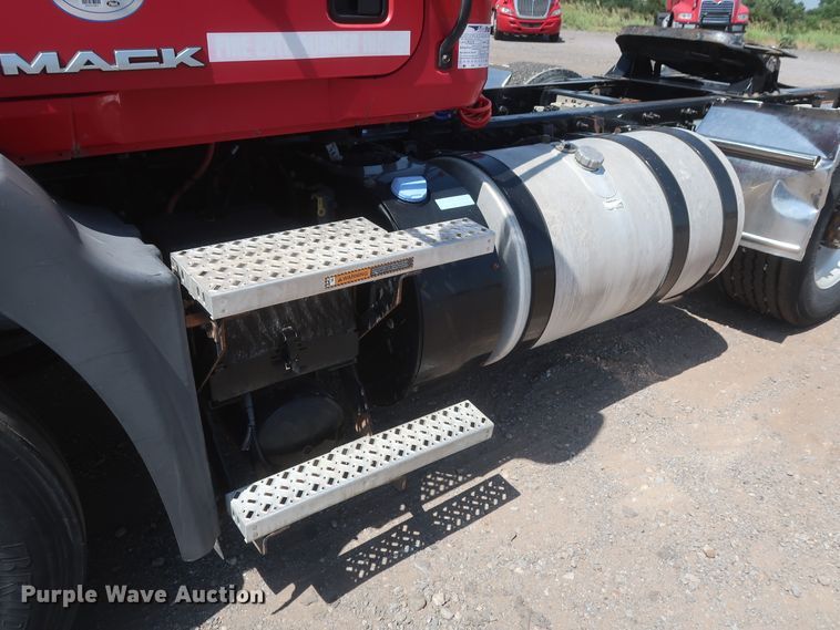 image for item HT9531 2014 Mack CXU613  semi truck