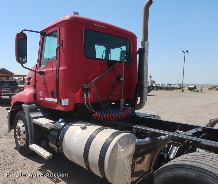 image for item HT9531 2014 Mack CXU613  semi truck