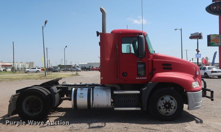 image for item HT9532 2014 Mack CXU612  semi truck