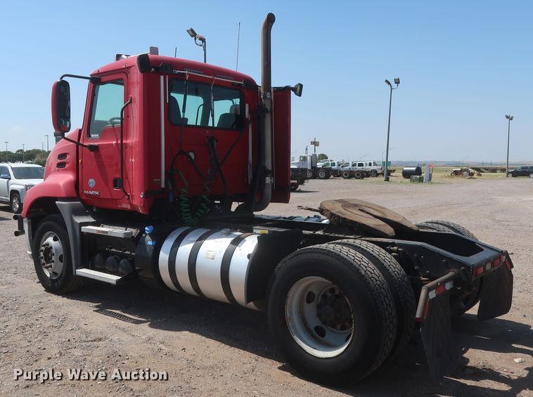 image for item HT9532 2014 Mack CXU612  semi truck
