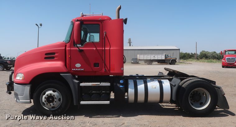 image for item HT9532 2014 Mack CXU612  semi truck