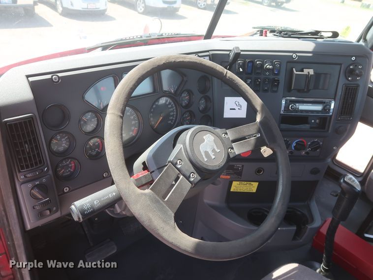 image for item HT9532 2014 Mack CXU612  semi truck