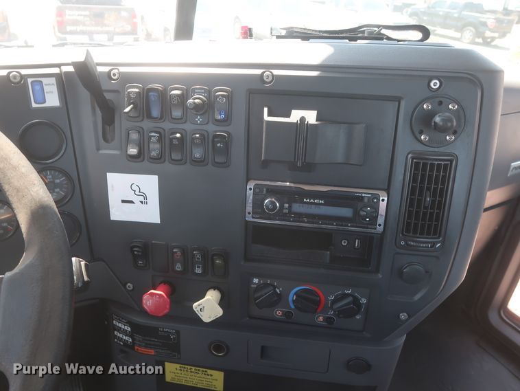 image for item HT9532 2014 Mack CXU612  semi truck