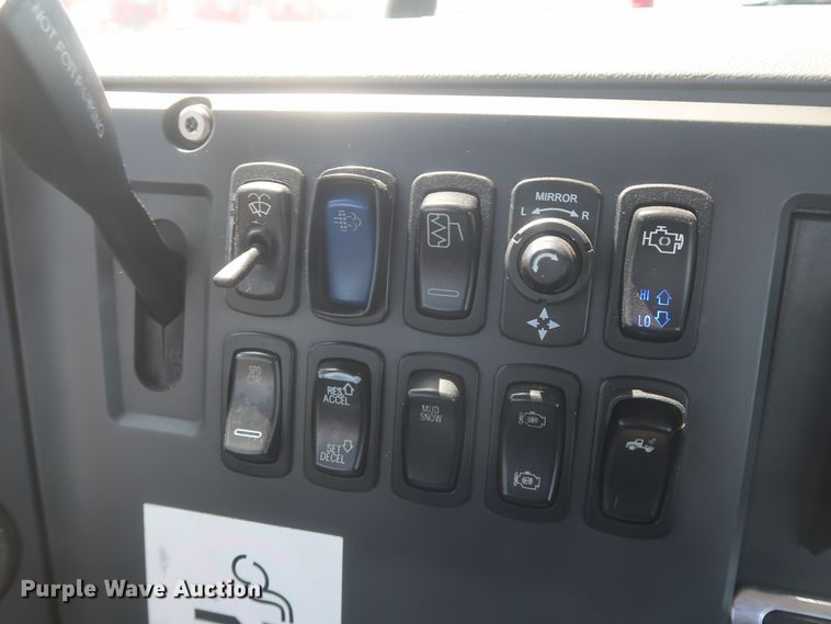 image for item HT9532 2014 Mack CXU612  semi truck