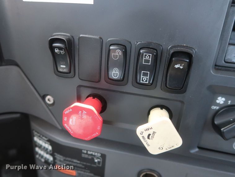 image for item HT9532 2014 Mack CXU612  semi truck