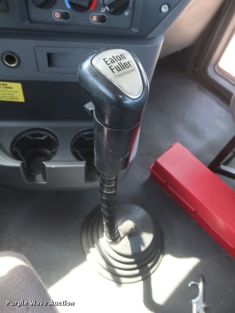 image for item HT9532 2014 Mack CXU612  semi truck