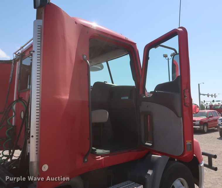 image for item HT9532 2014 Mack CXU612  semi truck