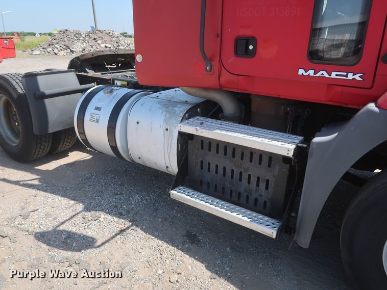 image for item HT9532 2014 Mack CXU612  semi truck