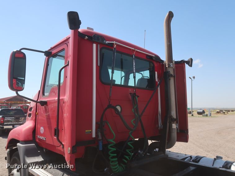 image for item HT9532 2014 Mack CXU612  semi truck