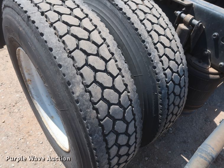 image for item HT9532 2014 Mack CXU612  semi truck