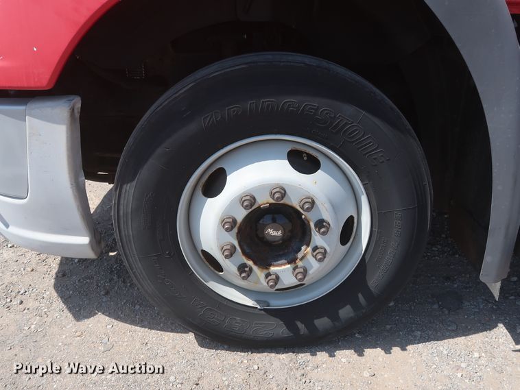 image for item HT9532 2014 Mack CXU612  semi truck