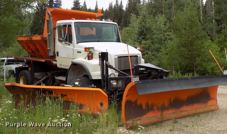 image for item DD6129 2001 Freightliner FL80  spreader truck