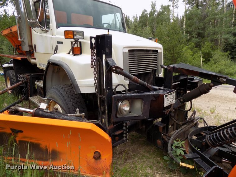 image for item DD6129 2001 Freightliner FL80  spreader truck