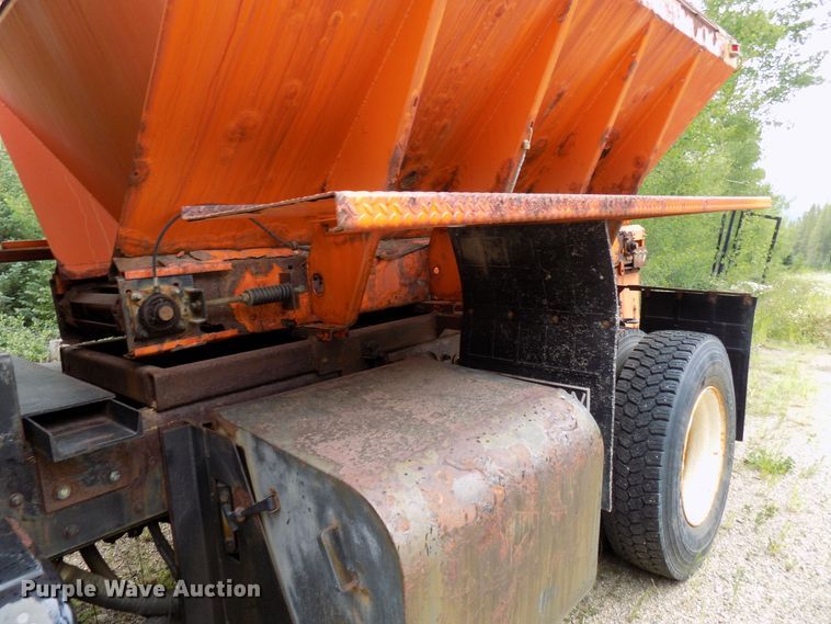 image for item DD6129 2001 Freightliner FL80  spreader truck