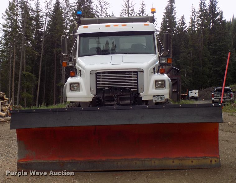 image for item DD6130 2001 Freightliner FL80  spreader truck