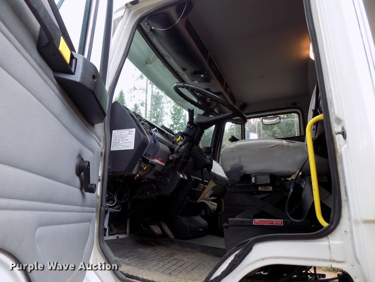 image for item DD6130 2001 Freightliner FL80  spreader truck