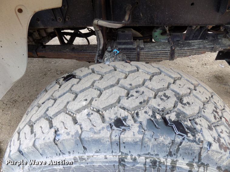 image for item DD6130 2001 Freightliner FL80  spreader truck