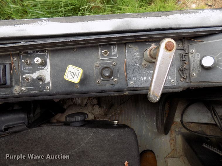 image for item DD6131 1999 Gillig C21A096N4  shuttle bus