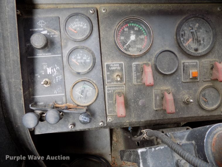 image for item DD6131 1999 Gillig C21A096N4  shuttle bus