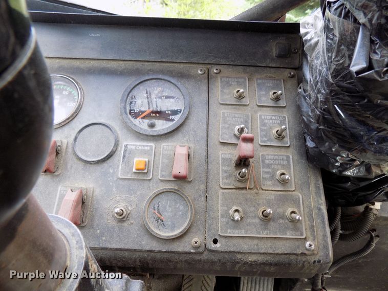 image for item DD6131 1999 Gillig C21A096N4  shuttle bus