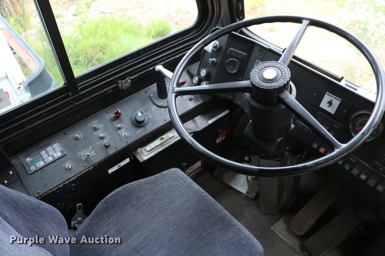 image for item DD6132 2000 Orion  shuttle bus