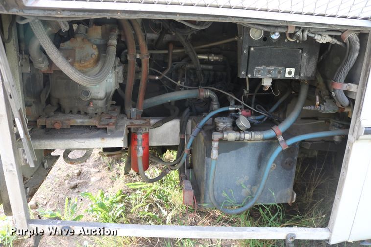 image for item DD6132 2000 Orion  shuttle bus