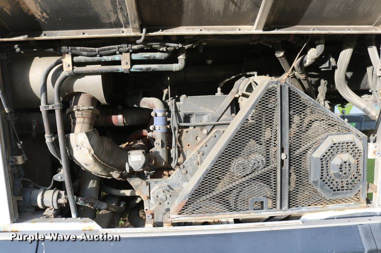 image for item DD6132 2000 Orion  shuttle bus