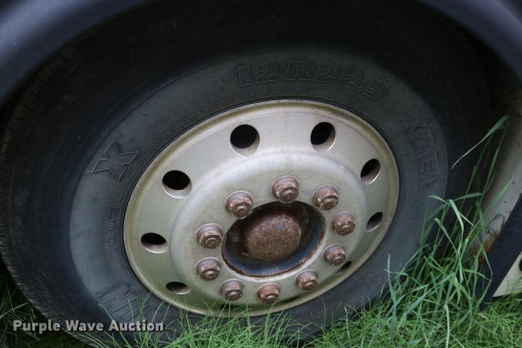 image for item DD6132 2000 Orion  shuttle bus