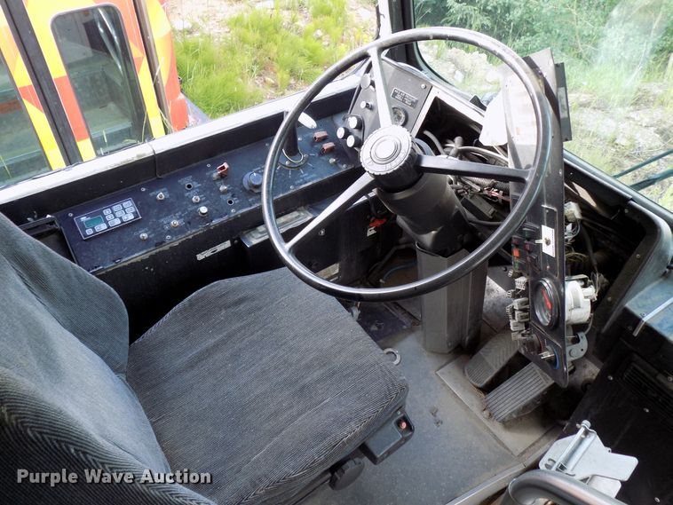 image for item DD6133 2000 Orion  shuttle bus