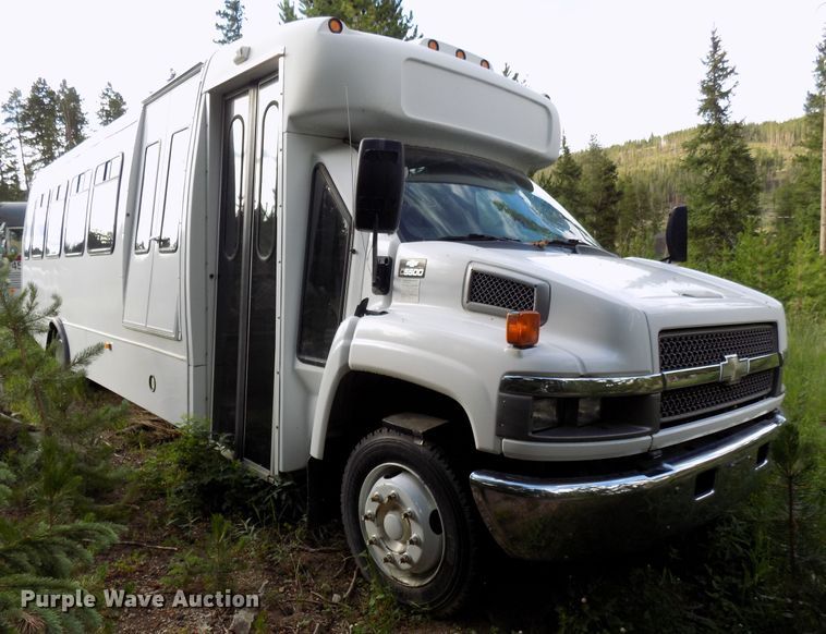 image for item DD6134 2005 Chevrolet C5500  shuttle bus