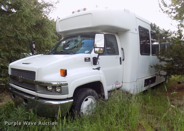 image for item DD6134 2005 Chevrolet C5500  shuttle bus