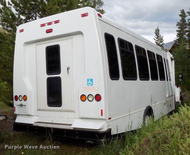 image for item DD6134 2005 Chevrolet C5500  shuttle bus