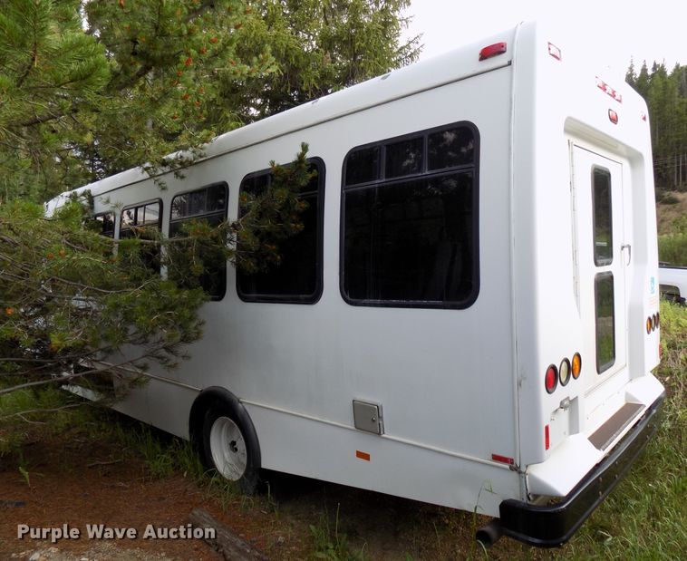 image for item DD6134 2005 Chevrolet C5500  shuttle bus