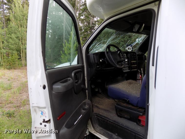 image for item DD6134 2005 Chevrolet C5500  shuttle bus