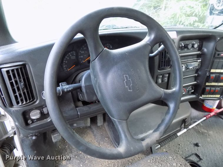 image for item DD6134 2005 Chevrolet C5500  shuttle bus