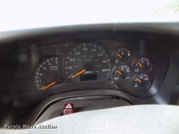 image for item DD6134 2005 Chevrolet C5500  shuttle bus