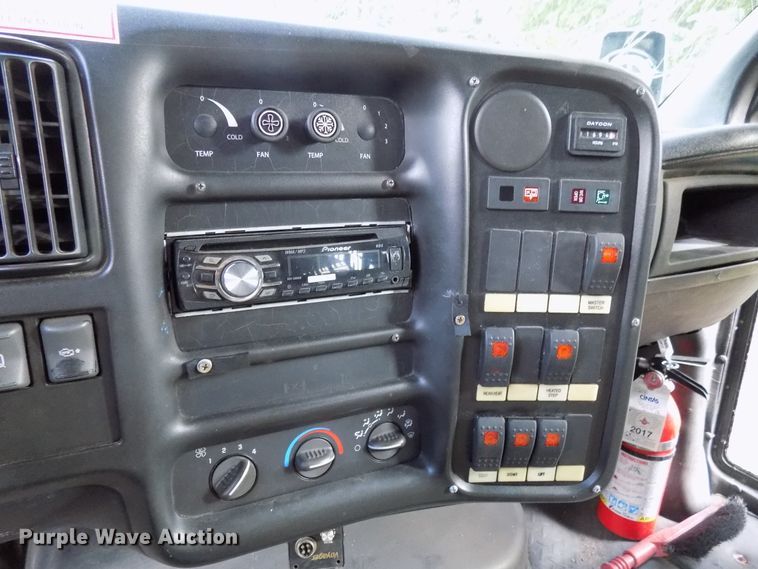 image for item DD6134 2005 Chevrolet C5500  shuttle bus