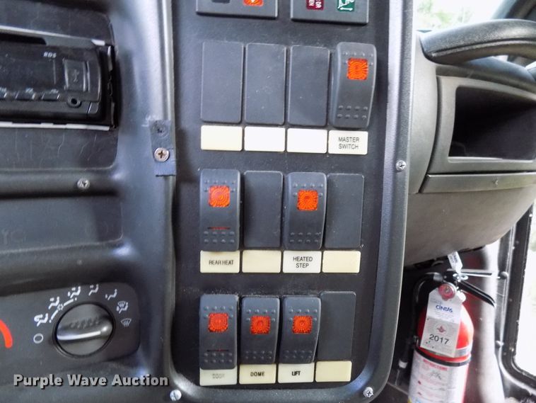 image for item DD6134 2005 Chevrolet C5500  shuttle bus