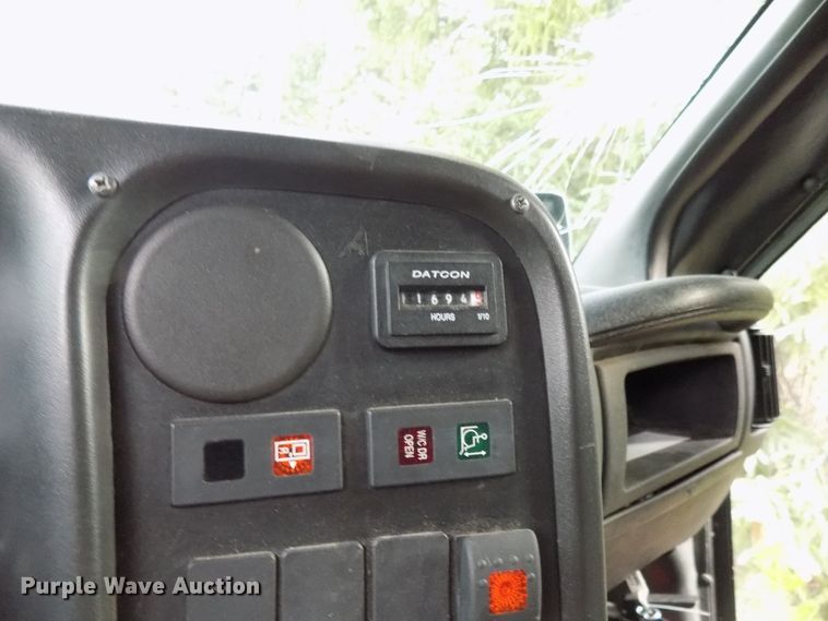 image for item DD6134 2005 Chevrolet C5500  shuttle bus