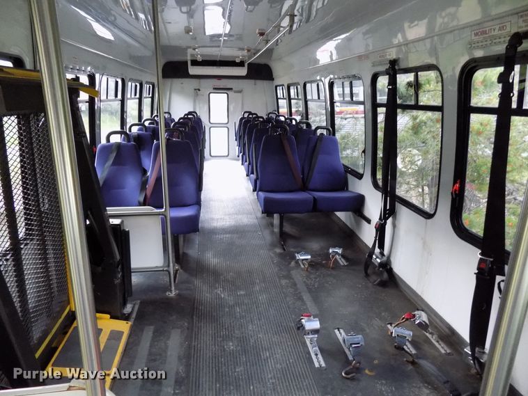 image for item DD6134 2005 Chevrolet C5500  shuttle bus