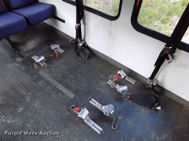 image for item DD6134 2005 Chevrolet C5500  shuttle bus