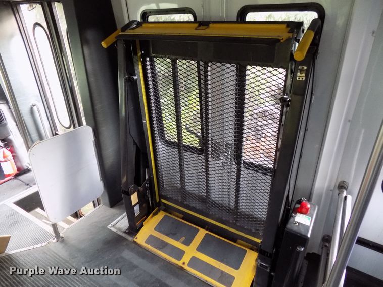 image for item DD6134 2005 Chevrolet C5500  shuttle bus