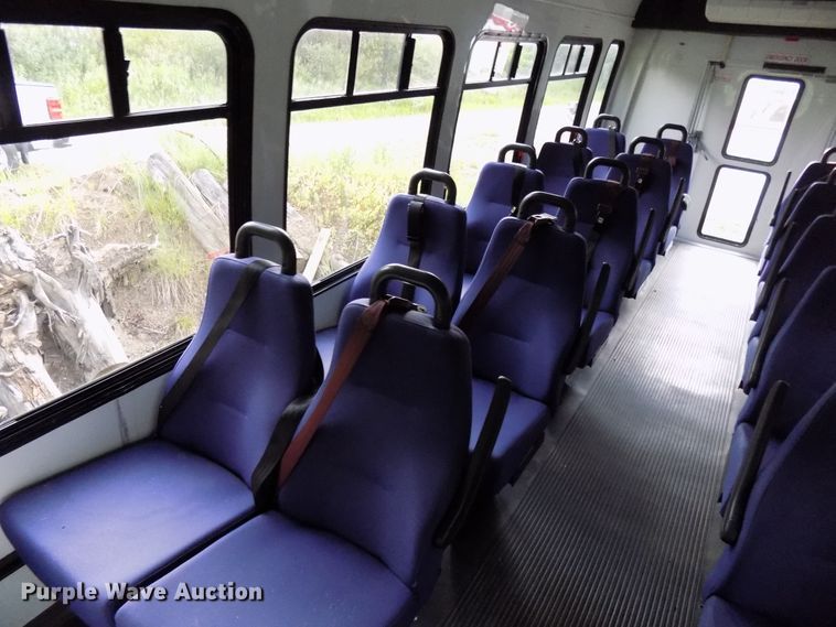 image for item DD6134 2005 Chevrolet C5500  shuttle bus