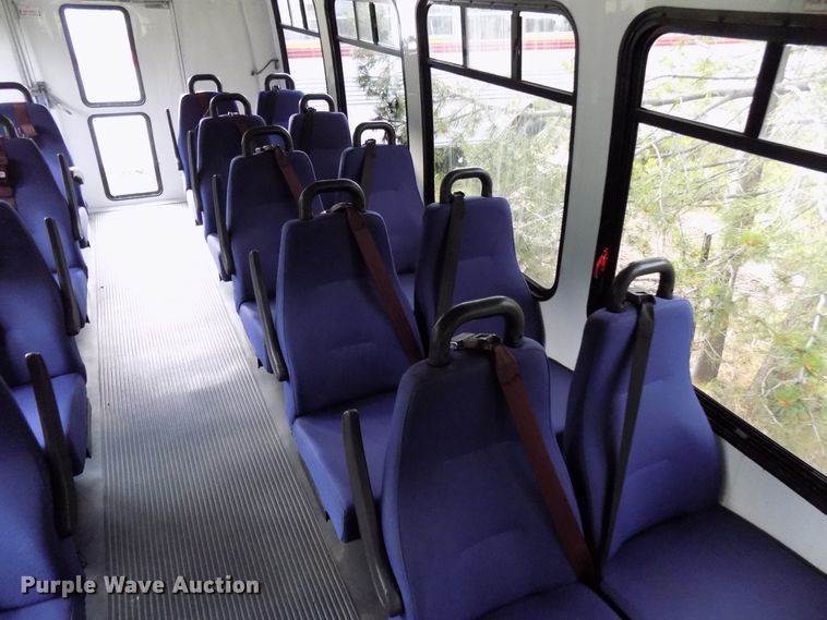 image for item DD6134 2005 Chevrolet C5500  shuttle bus