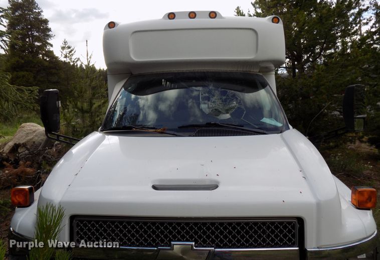 image for item DD6134 2005 Chevrolet C5500  shuttle bus