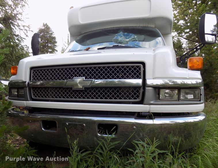 image for item DD6134 2005 Chevrolet C5500  shuttle bus