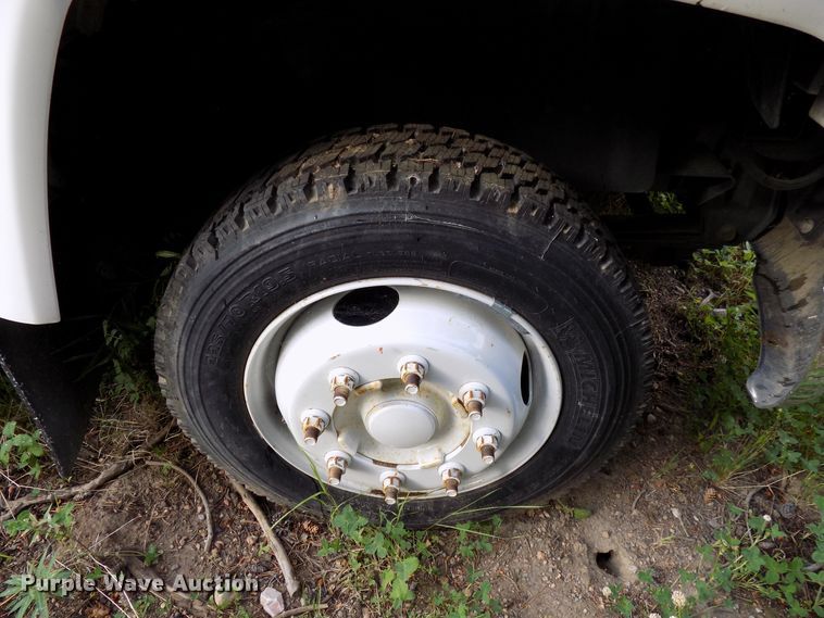 image for item DD6134 2005 Chevrolet C5500  shuttle bus