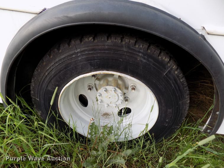 image for item DD6134 2005 Chevrolet C5500  shuttle bus