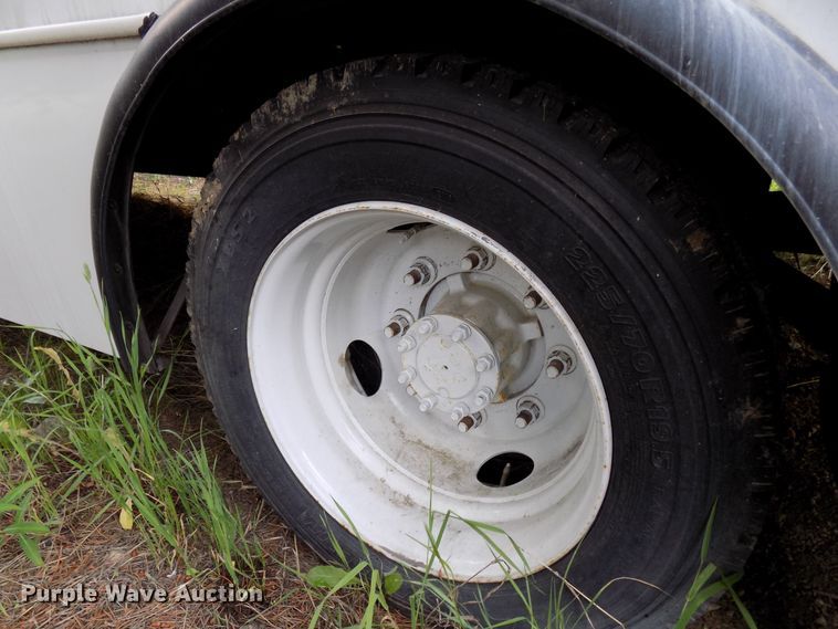 image for item DD6134 2005 Chevrolet C5500  shuttle bus