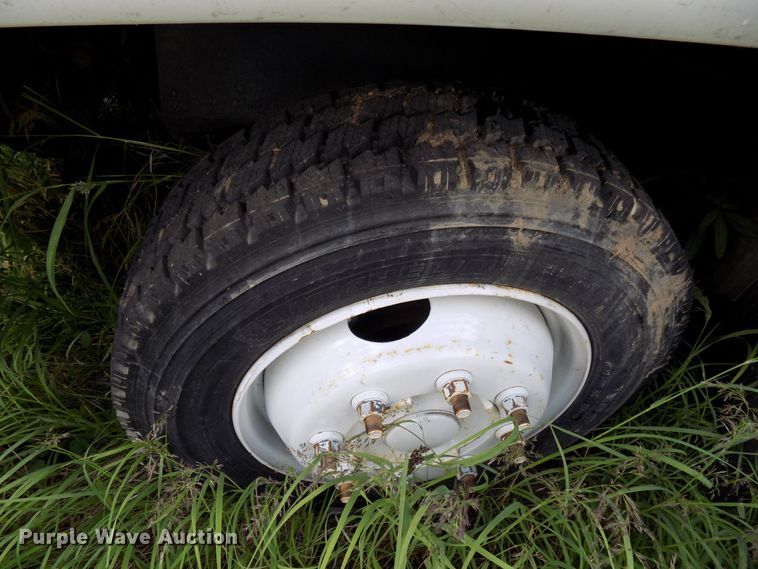 image for item DD6134 2005 Chevrolet C5500  shuttle bus